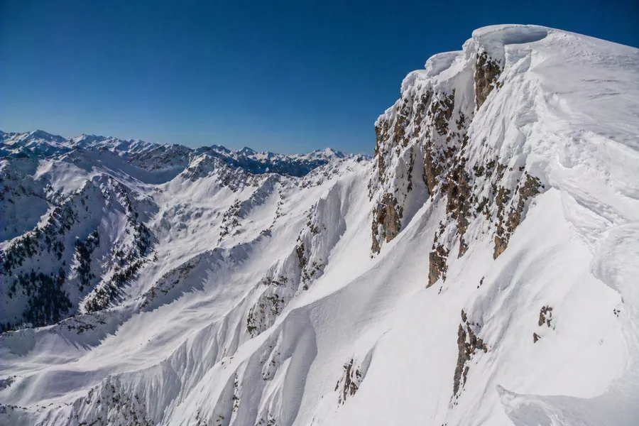 Terreno del Highland Bowl en Aspen con cornisas y couloirs de nieve virgen