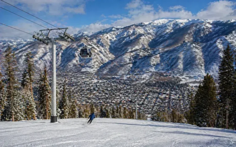 Aspen Mountain con el pueblo abajo en invierno