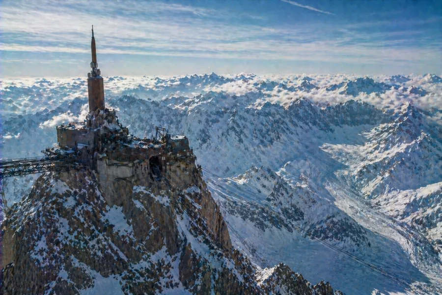 Estación del Aiguille du Midi a 3842m con panorámica de los Alpes desde Chamonix