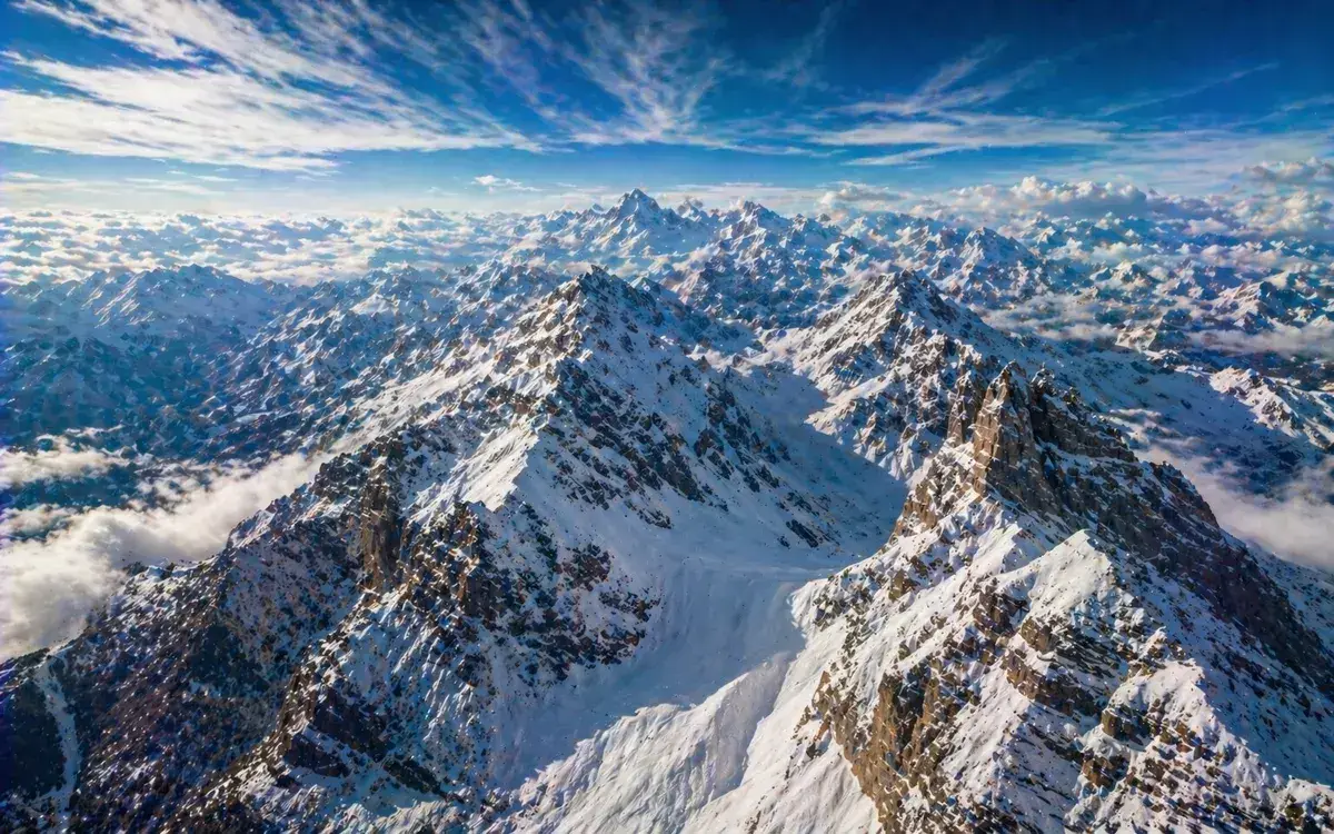 Vista aérea de cordilleras nevadas representando los mejores destinos de esquí del mundo