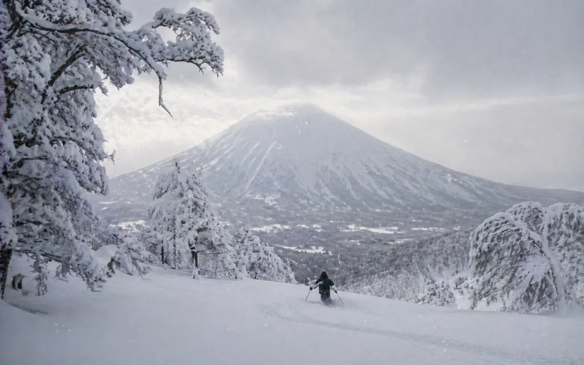 Monte Yotei nevado visto desde las pistas de Niseko en Hokkaido