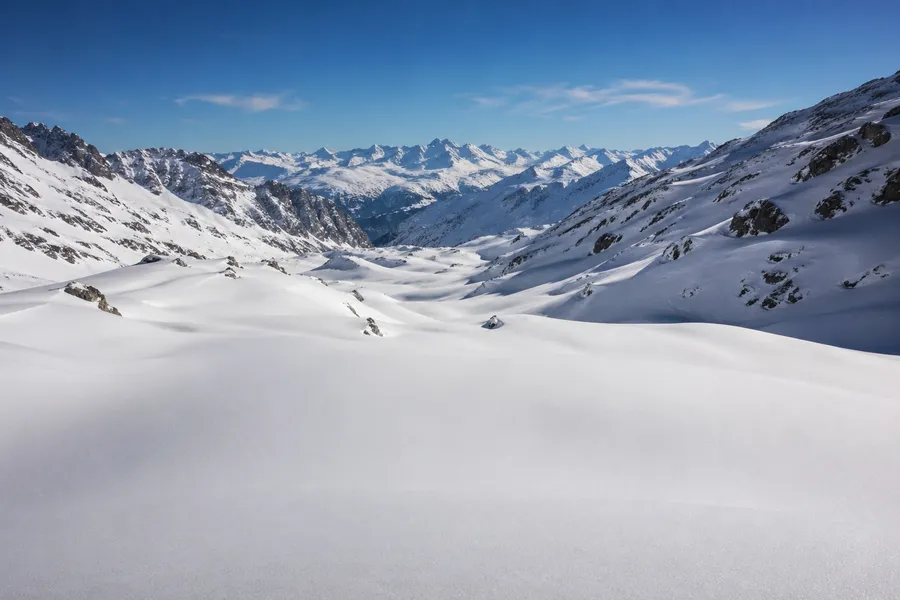 Terreno de fuera de pista virgen en el Espace Killy de Tignes con cielo azul