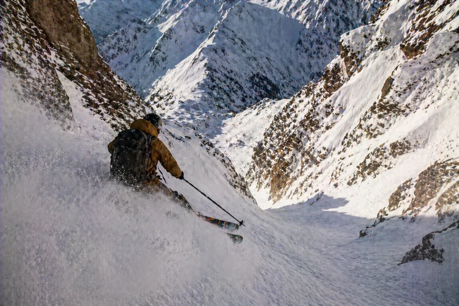Esquiador descendiendo couloir de freeride en el Backside de Verbier