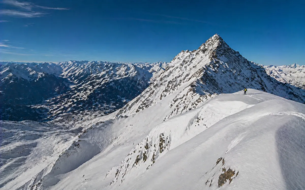 Esquiador en la cresta del Mont Fort con panorámica de los Alpes suizos
