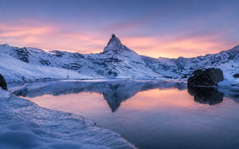 El Matterhorn reflejado en lago helado al amanecer en Zermatt
