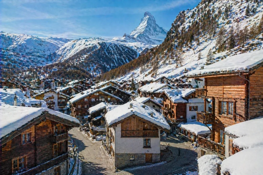 Vista aérea del pueblo de Zermatt en invierno con el Matterhorn al fondo