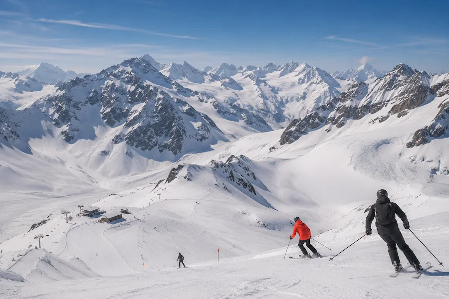 Dominio esquiable de alta altitud en los Alpes durante primavera