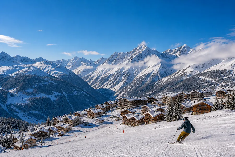 Estación de esquí de alta altitud en los Alpes franceses con gran paisaje alpino nevado