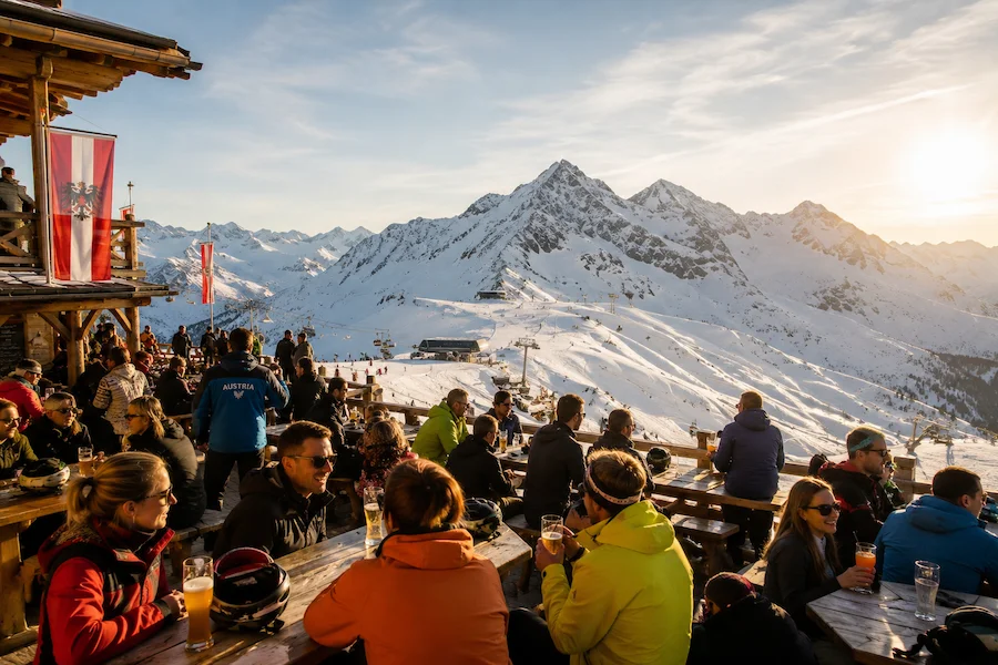 Terraza après-ski en Austria durante el cierre de temporada de esquí