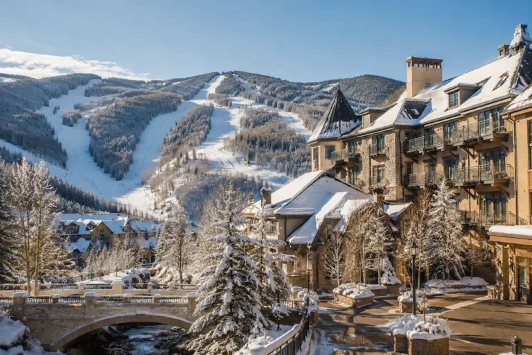 Beaver Creek en Colorado con hoteles de lujo junto a las pistas y atmósfera tranquila de invierno bajo el sol