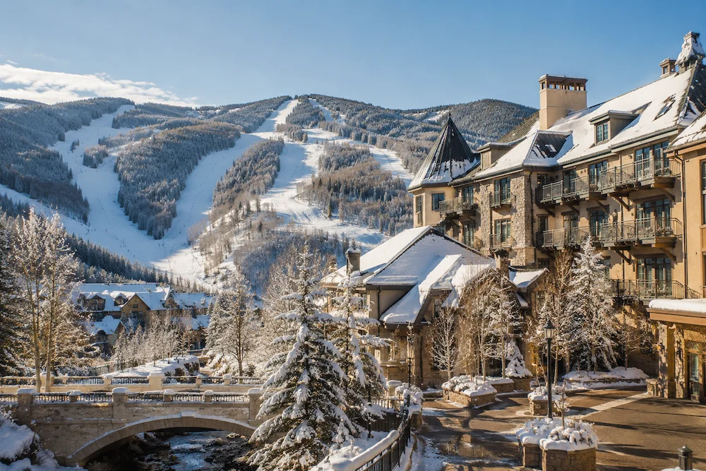 Beaver Creek en Colorado con hoteles de lujo junto a las pistas y atmósfera tranquila de invierno bajo el sol