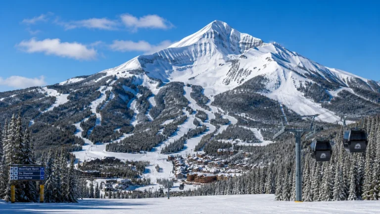 Vista de Lone Peak sobre Big Sky y Moonlight Basin con pistas abiertas y bosque nevado en Montana