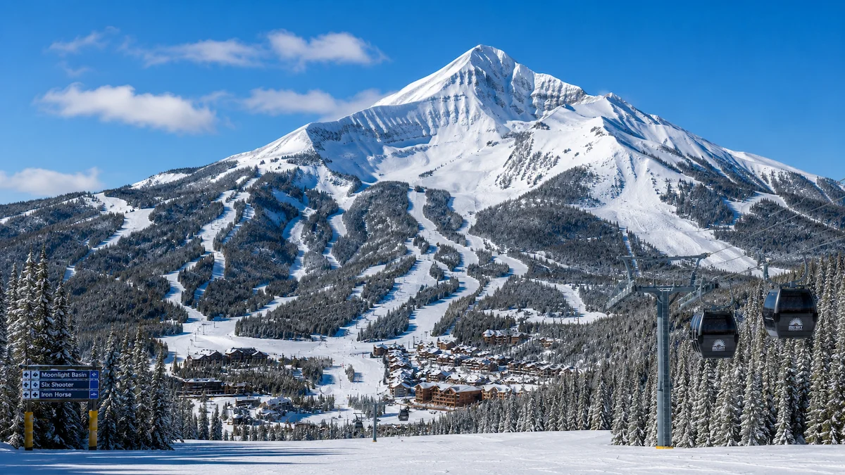 Vista de Lone Peak sobre Big Sky y Moonlight Basin con pistas abiertas y bosque nevado en Montana