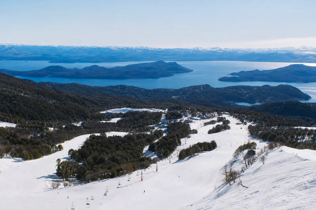 Vista panorámica de Cerro Catedral con pistas de esquí y el lago Nahuel Huapi al fondo en Bariloche