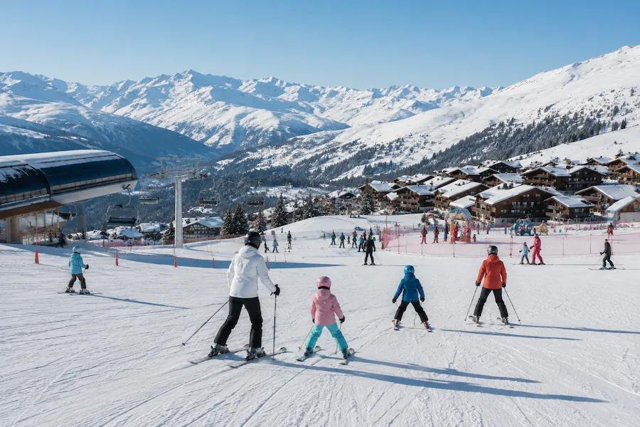 familias esquiando en courchevel con pistas suaves y acceso fácil a remontes