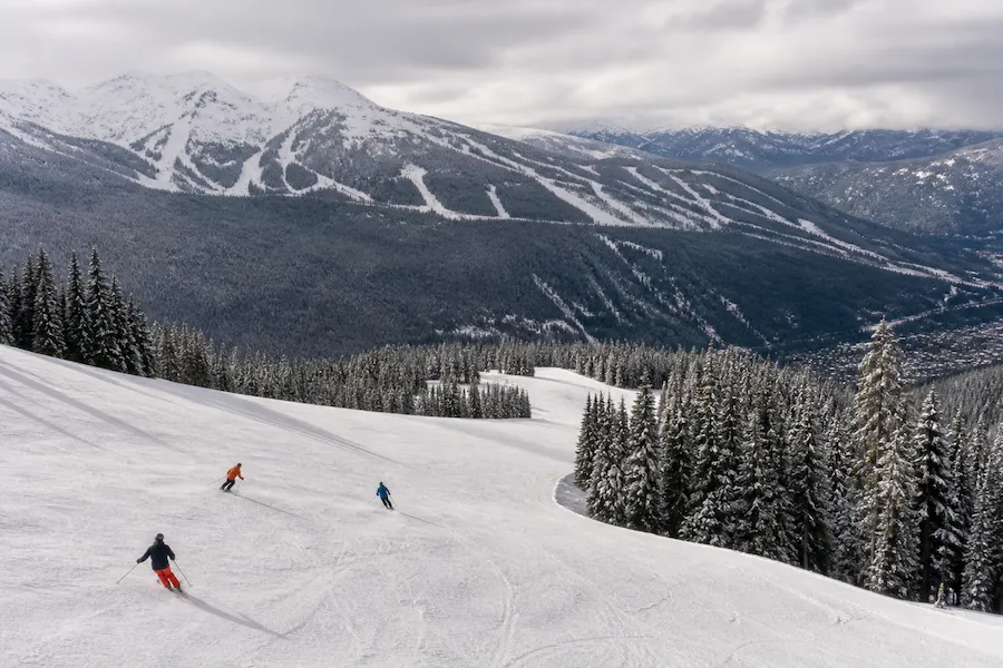 Pista de esquí en Whistler con luz difusa y visibilidad reducida en un día nublado