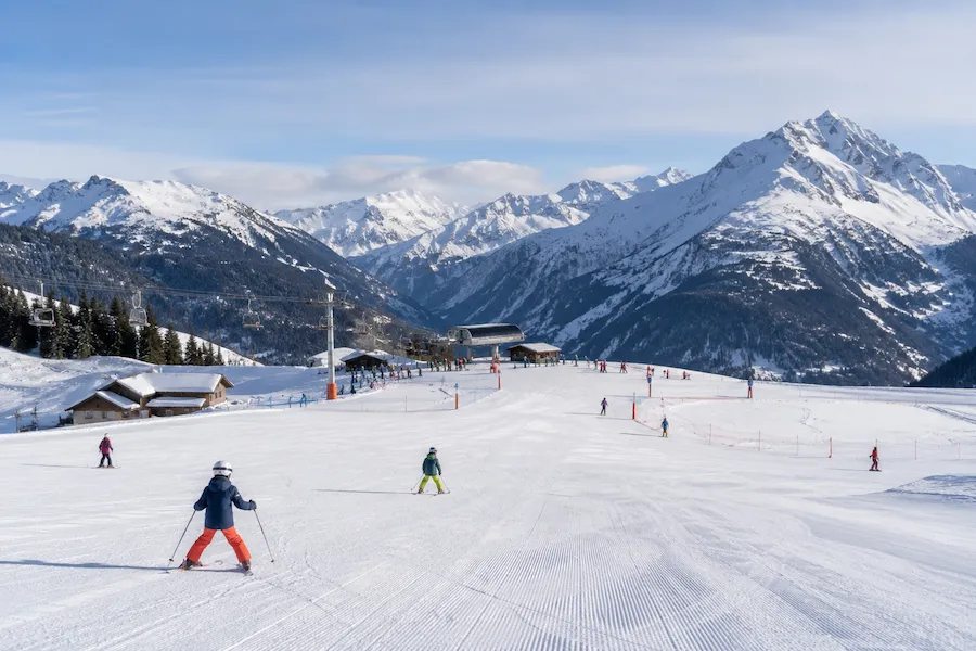 Zona de esquí para principiantes con pistas amplias y ambiente relajado en los Alpes