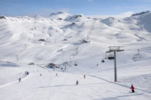 Vista amplia del dominio de esquí de Formigal Panticosa con pistas, remontes y esquiadores.