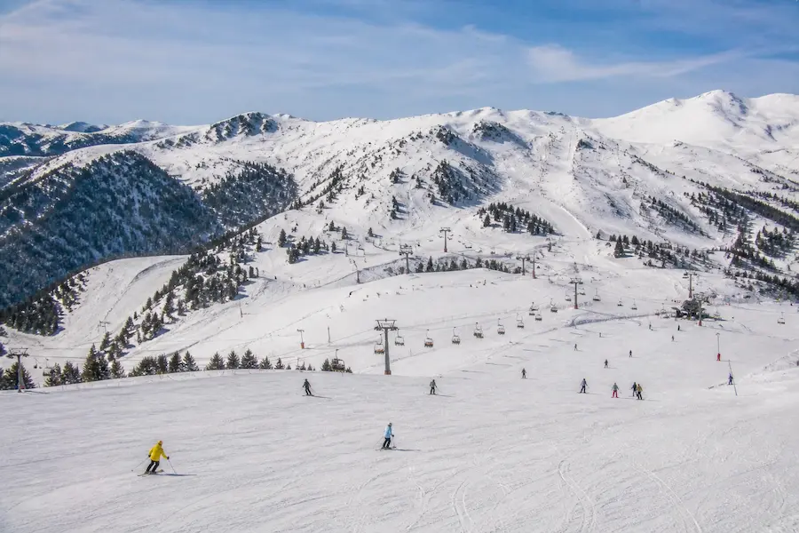 Vista amplia de Grandvalira en Andorra con pistas conectadas remontes y esquiadores distribuidos