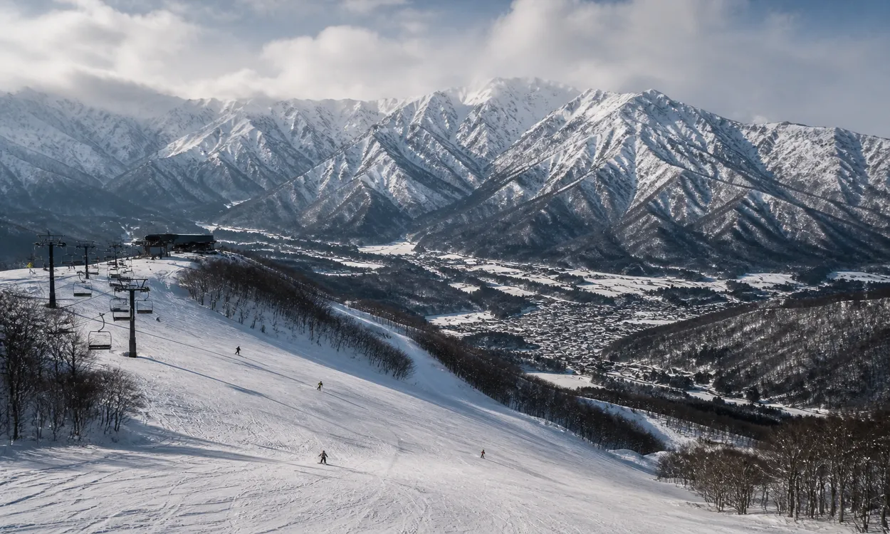 Hakuba Valley en invierno, con pistas abiertas sobre el valle y los Alpes japoneses elevándose al fondo