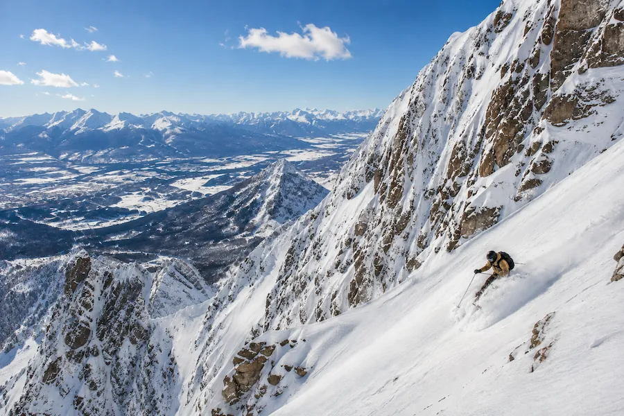 Esquiador descendiendo una ladera extrema en Jackson Hole Wyoming