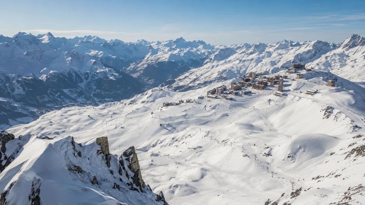 Panorámica de Les Arcs con el resort en altura rodeado por un amplio dominio alpino nevado