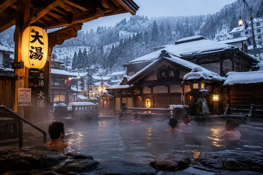 Onsen tradicional en Nozawa Onsen rodeado de nieve durante el invierno