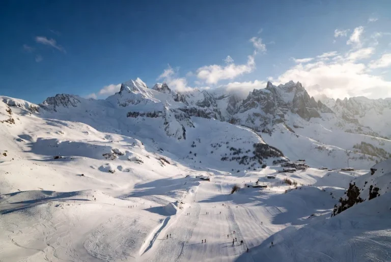 Estación alpina de alta altitud durante la temporada de Semana Santa
