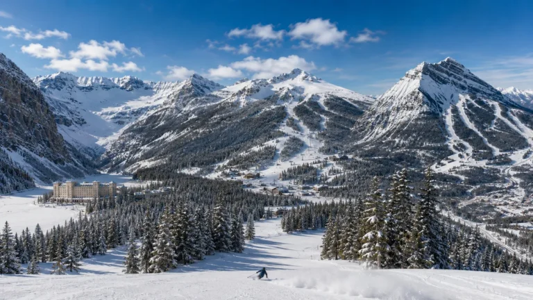 Paisaje invernal de Banff con pistas de esquí, bosque nevado y montañas de las Rocosas, representando el entorno del SkiBig3.