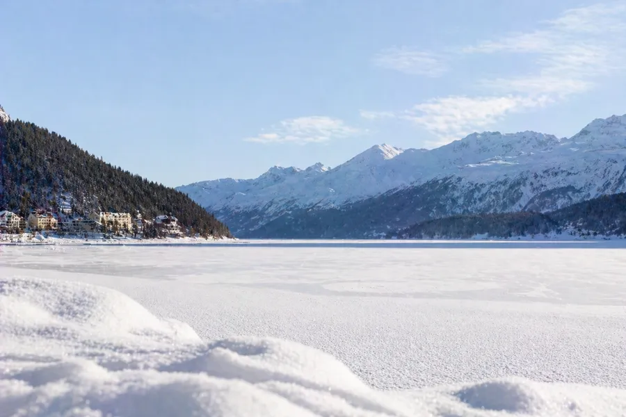 Lago helado de St. Moritz con hoteles históricos al fondo