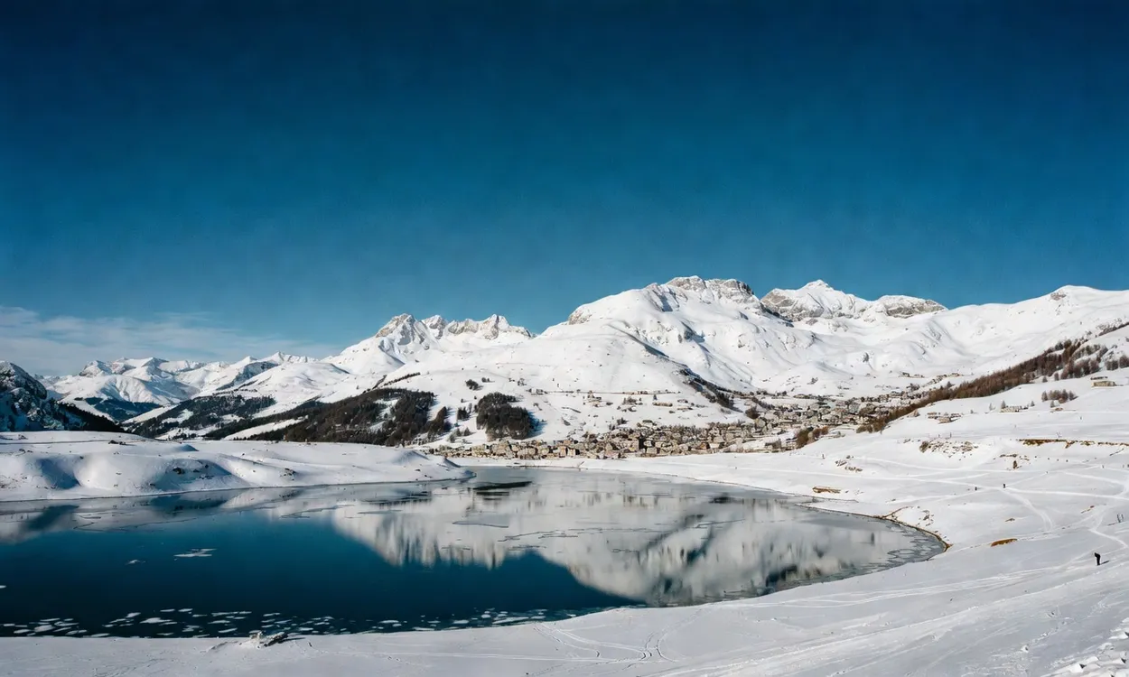 Vista panorámica del lago helado de St. Moritz con picos alpinos del Engadin al fondo