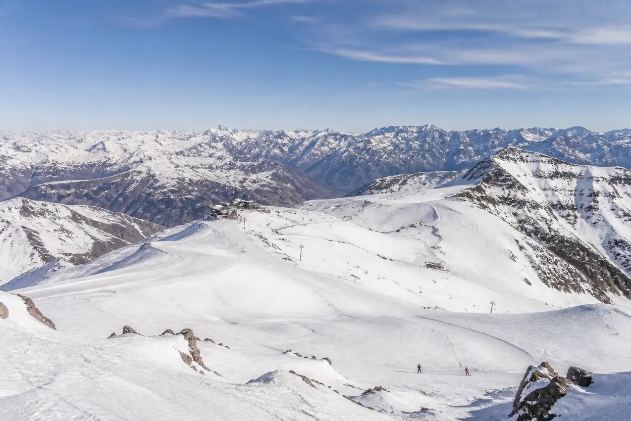 Vista panorámica de Valle Nevado en los Andes de Chile con terreno abierto de alta montaña