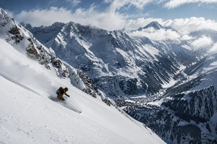 esquiador descendiendo fuera de pista en Verbier con fuerte pendiente y nieve polvo